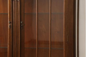 イギリスアンティーク　オーク材　細やかな彫刻がクラシカルな雰囲気を高めるサイドキャビネット(ブックケース、サイドボード、飾り棚、収納棚、戸棚、ガラスケース)(R-058383)