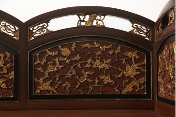 アンティーク家具　中国　金箔を使った装飾彫刻が目を惹くベンチソファ(ラウンジチェア、板座チェア)(R-058394)