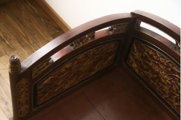 アンティーク家具　中国　金箔を使った装飾彫刻が目を惹くベンチソファ(ラウンジチェア、板座チェア)(R-058394)