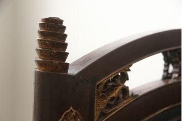アンティーク家具　中国　金箔を使った装飾彫刻が目を惹くベンチソファ(ラウンジチェア、板座チェア)(R-058394)