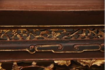 アンティーク家具　中国　金箔を使った装飾彫刻が目を惹くベンチソファ(ラウンジチェア、板座チェア)(R-058394)