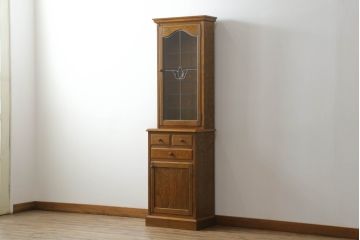 中古　美品　三越　Brugge(ブルージュ)　カントリーハウス　ステンドグラスがクラシカルな雰囲気を醸し出すキャビネット(飾り棚、戸棚、収納棚)(R-058398)