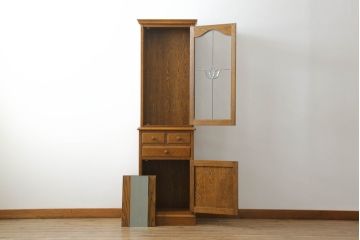 中古　美品　三越　Brugge(ブルージュ)　カントリーハウス　ステンドグラスがクラシカルな雰囲気を醸し出すキャビネット(飾り棚、戸棚、収納棚)(R-058398)