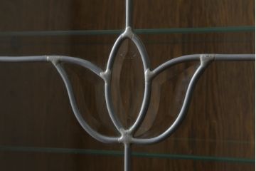 中古　美品　三越　Brugge(ブルージュ)　カントリーハウス　ステンドグラスがクラシカルな雰囲気を醸し出すキャビネット(飾り棚、戸棚、収納棚)(R-058398)