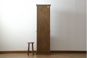 中古　美品　三越　Brugge(ブルージュ)　カントリーハウス　ステンドグラスがクラシカルな雰囲気を醸し出すキャビネット(飾り棚、戸棚、収納棚)(R-058398)