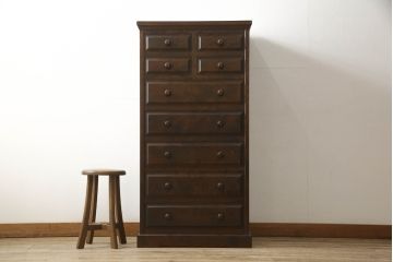 中古　美品　北海道民芸家具　引き出し9杯　シックな色合いが和モダンなお部屋にピッタリな縦型チェスト(洋服タンス、サイドチェスト、引き出し)(R-058399)