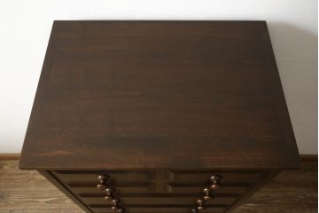 中古　美品　北海道民芸家具　引き出し9杯　シックな色合いが和モダンなお部屋にピッタリな縦型チェスト(洋服タンス、サイドチェスト、引き出し)(R-058399)