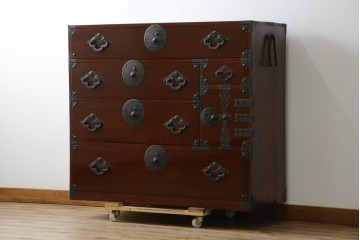 和製アンティーク　前面栗材　漆のきれいな桜丸金具の米沢箪笥　(R-058400)