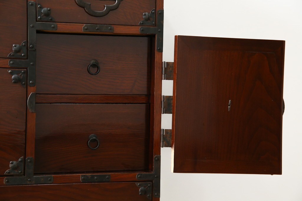 和製アンティーク　前面栗材　漆のきれいな桜丸金具の米沢箪笥　(R-058400)