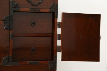 和製アンティーク　前面栗材　漆のきれいな桜丸金具の米沢箪笥　(R-058400)