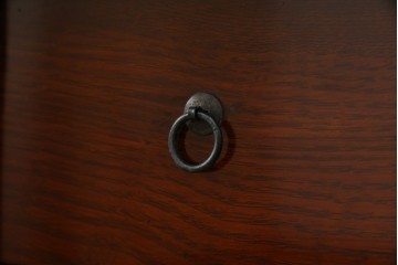 和製アンティーク　前面栗材　漆のきれいな桜丸金具の米沢箪笥　(R-058400)