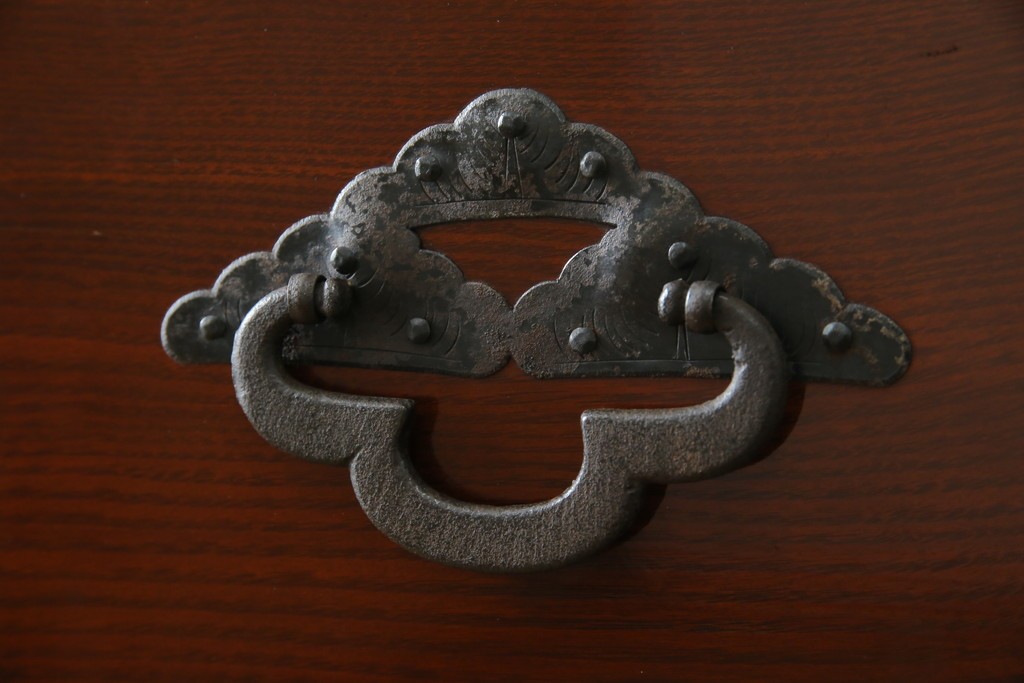 和製アンティーク　前面栗材　漆のきれいな桜丸金具の米沢箪笥　(R-058400)