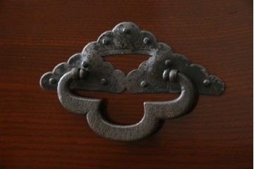 和製アンティーク　前面栗材　漆のきれいな桜丸金具の米沢箪笥　(R-058400)