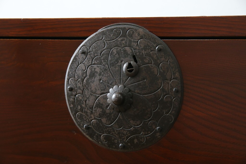 和製アンティーク　前面栗材　漆のきれいな桜丸金具の米沢箪笥　(R-058400)