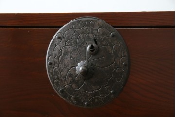 和製アンティーク　前面栗材　漆のきれいな桜丸金具の米沢箪笥　(R-058400)