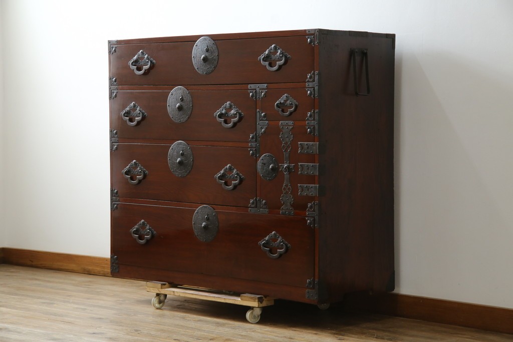 和製アンティーク　前面栗材　漆のきれいな桜丸金具の米沢箪笥　(R-058400)