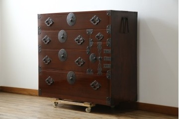 和製アンティーク　前面栗材　漆のきれいな桜丸金具の米沢箪笥　(R-058400)