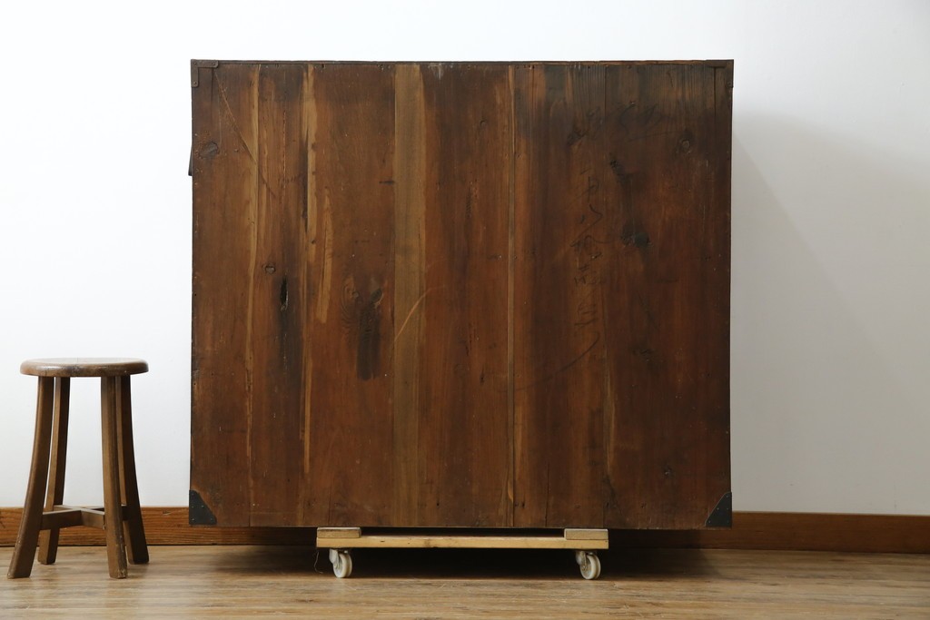 和製アンティーク　前面栗材　漆のきれいな桜丸金具の米沢箪笥　(R-058400)