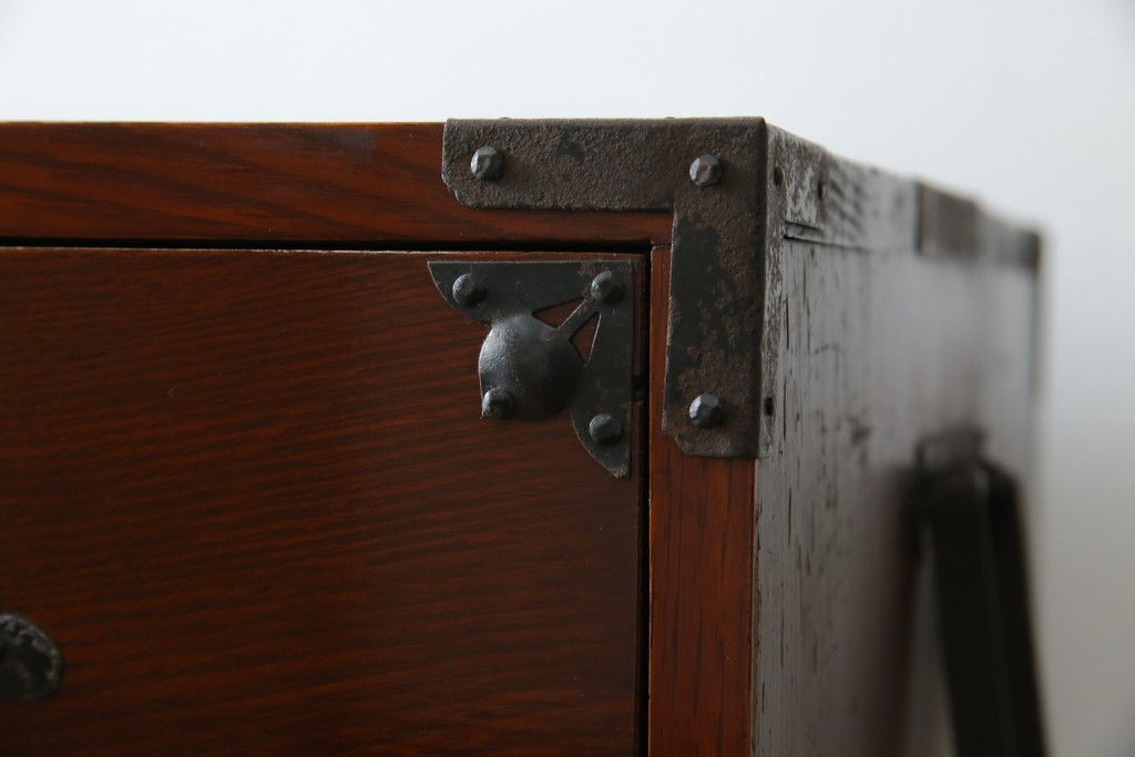 和製アンティーク　前面栗材　漆のきれいな桜丸金具の米沢箪笥　(R-058400)