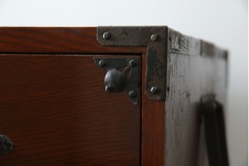 和製アンティーク　前面栗材　漆のきれいな桜丸金具の米沢箪笥　(R-058400)