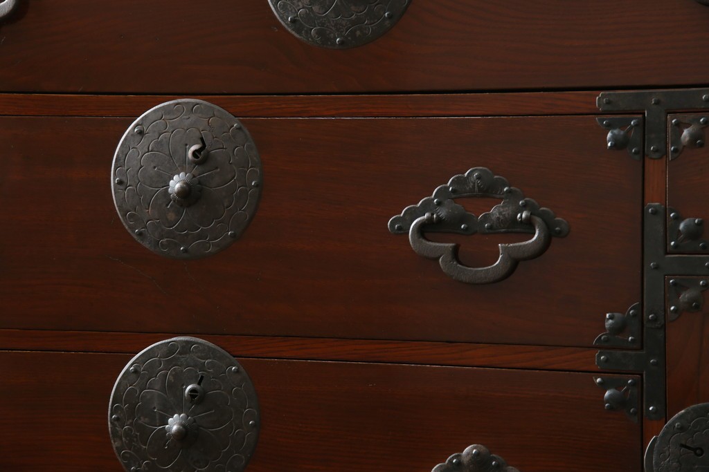 和製アンティーク　前面栗材　漆のきれいな桜丸金具の米沢箪笥　(R-058400)