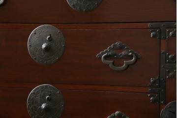 和製アンティーク　前面栗材　漆のきれいな桜丸金具の米沢箪笥　(R-058400)