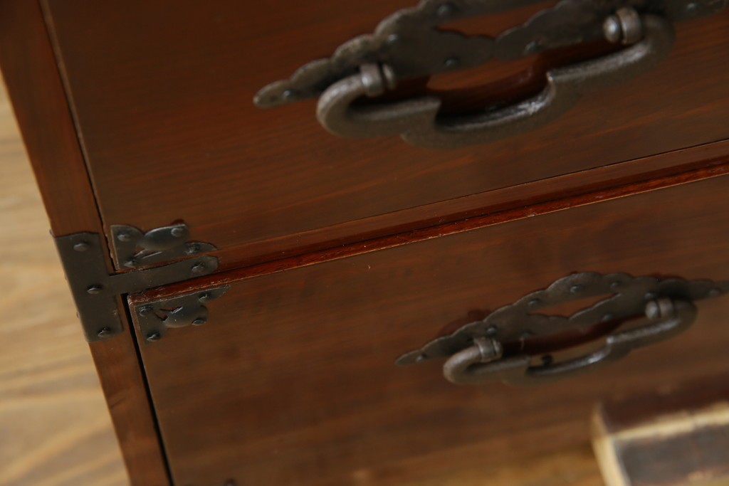 和製アンティーク　前面栗材　漆のきれいな桜丸金具の米沢箪笥　(R-058400)