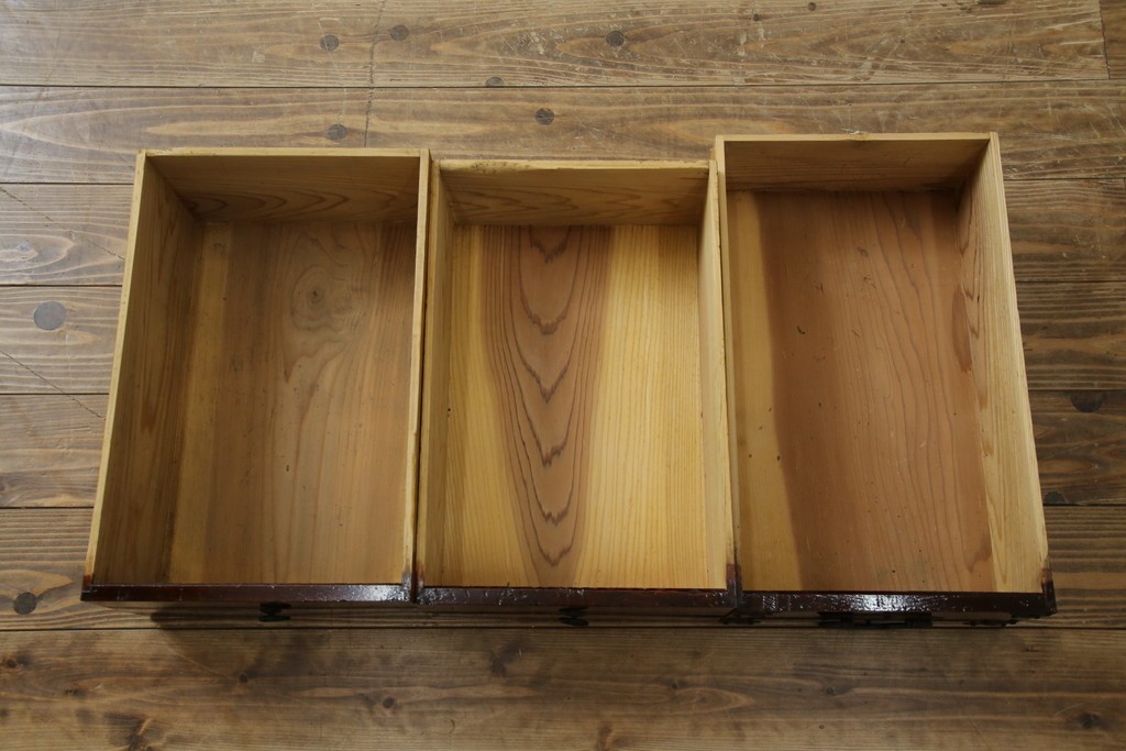 和製アンティーク　前面栗材　漆のきれいな桜丸金具の米沢箪笥　(R-058400)