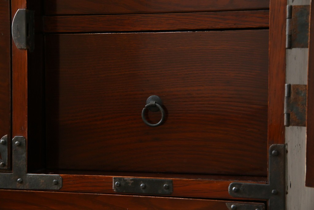 和製アンティーク　前面栗材　漆のきれいな桜丸金具の米沢箪笥　(R-058400)