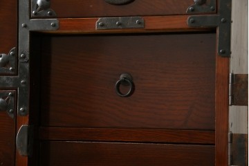 和製アンティーク　前面栗材　漆のきれいな桜丸金具の米沢箪笥　(R-058400)