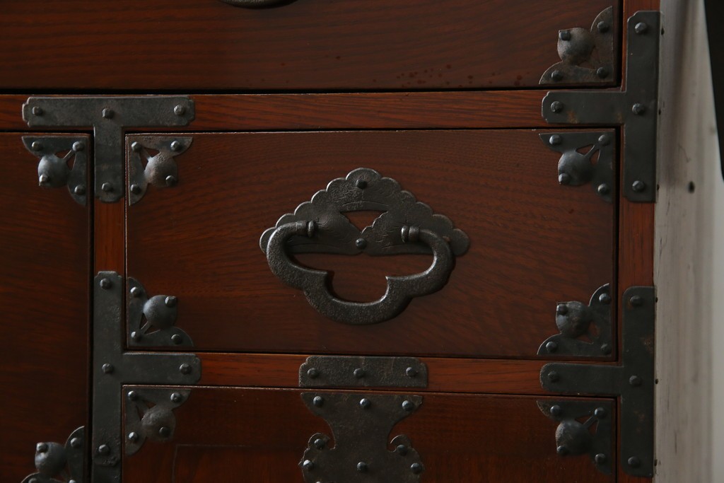 和製アンティーク　前面栗材　漆のきれいな桜丸金具の米沢箪笥　(R-058400)