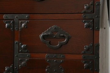 和製アンティーク　前面栗材　漆のきれいな桜丸金具の米沢箪笥　(R-058400)