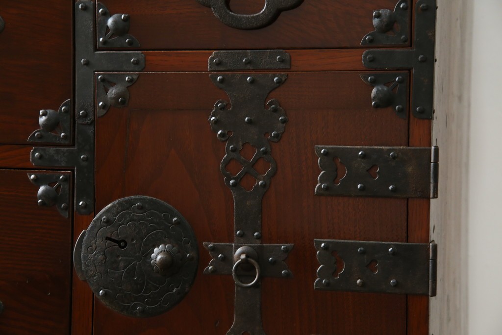 和製アンティーク　前面栗材　漆のきれいな桜丸金具の米沢箪笥　(R-058400)