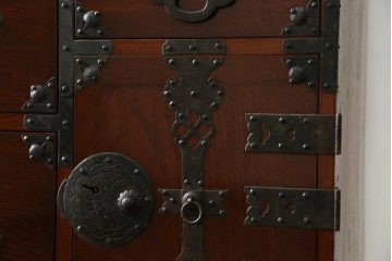 和製アンティーク　前面栗材　漆のきれいな桜丸金具の米沢箪笥　(R-058400)