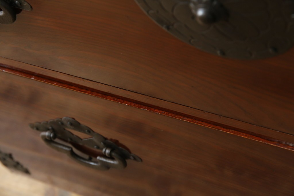 和製アンティーク　前面栗材　漆のきれいな桜丸金具の米沢箪笥　(R-058400)