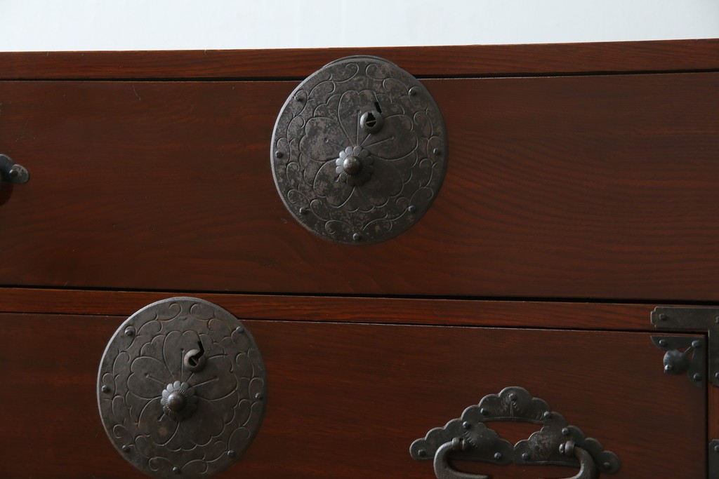 和製アンティーク　前面栗材　漆のきれいな桜丸金具の米沢箪笥　(R-058400)