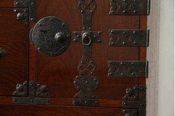 和製アンティーク　前面栗材　漆のきれいな桜丸金具の米沢箪笥　(R-058400)