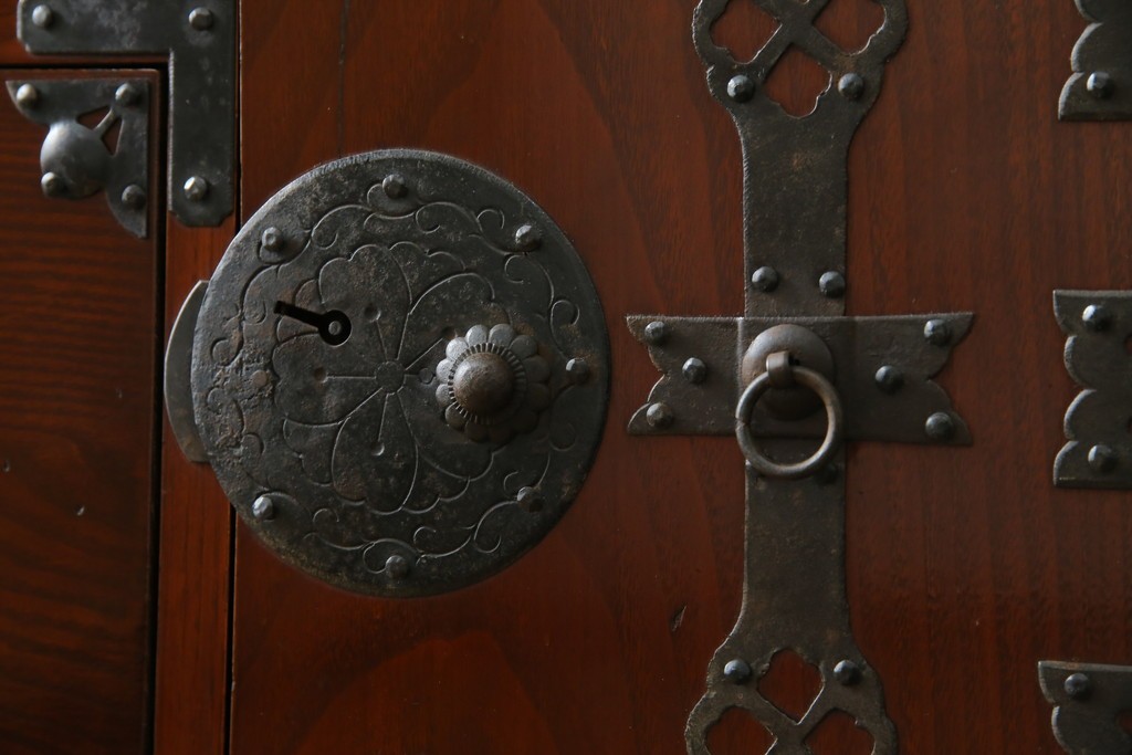 和製アンティーク　前面栗材　漆のきれいな桜丸金具の米沢箪笥　(R-058400)