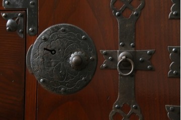 和製アンティーク　前面栗材　漆のきれいな桜丸金具の米沢箪笥　(R-058400)