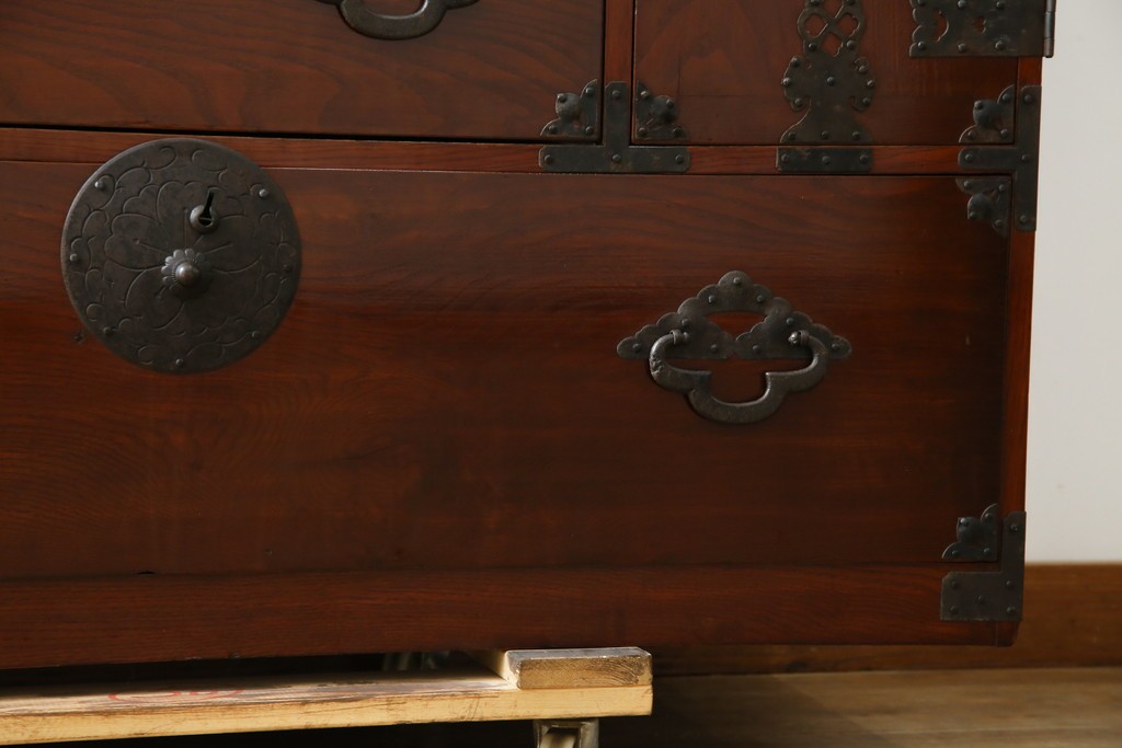 和製アンティーク　前面栗材　漆のきれいな桜丸金具の米沢箪笥　(R-058400)