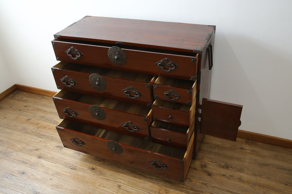 和製アンティーク　前面栗材　漆のきれいな桜丸金具の米沢箪笥　(R-058400)