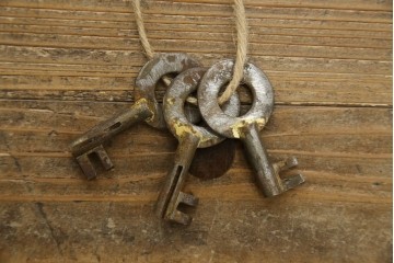 和製アンティーク　前面栗材　漆のきれいな桜丸金具の米沢箪笥　(R-058400)