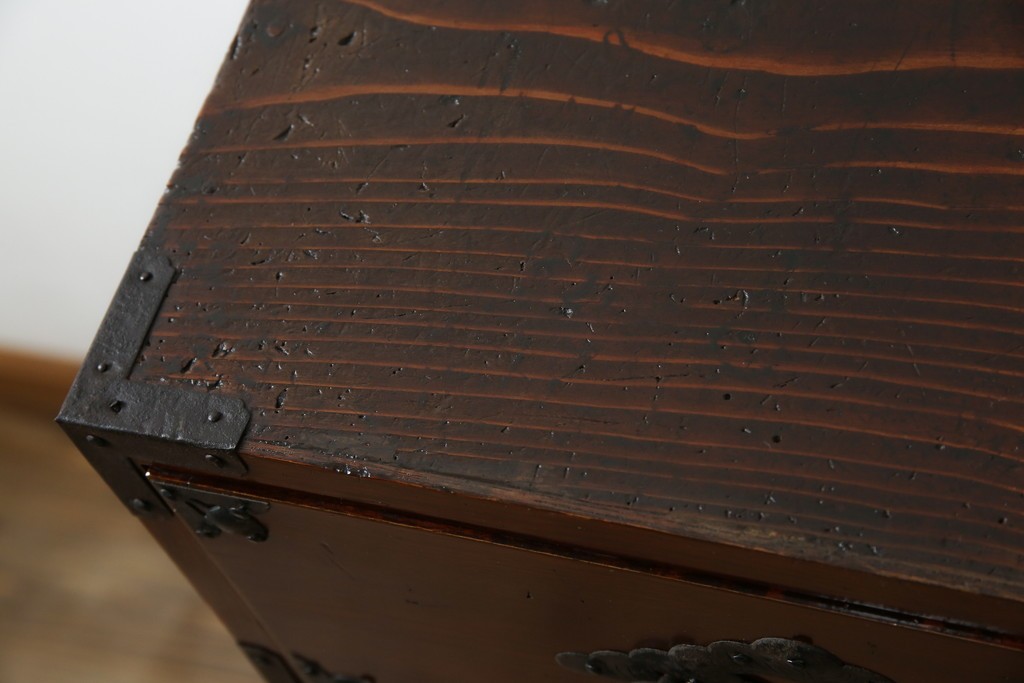 和製アンティーク　前面栗材　漆のきれいな桜丸金具の米沢箪笥　(R-058400)