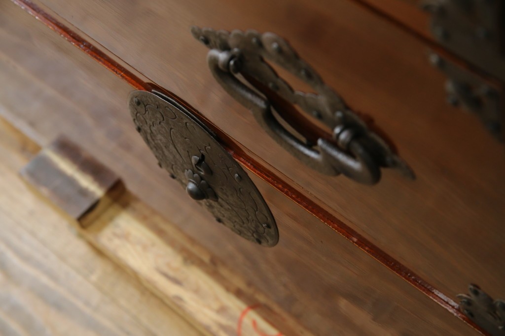 和製アンティーク　前面栗材　漆のきれいな桜丸金具の米沢箪笥　(R-058400)