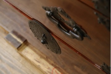 和製アンティーク　前面栗材　漆のきれいな桜丸金具の米沢箪笥　(R-058400)