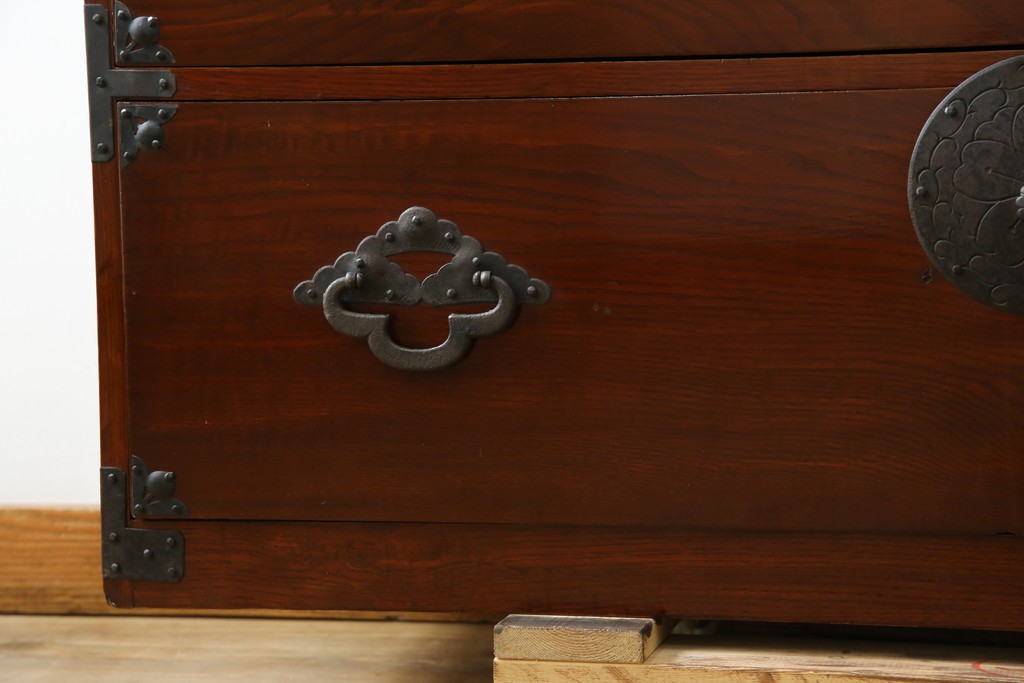 和製アンティーク　前面栗材　漆のきれいな桜丸金具の米沢箪笥　(R-058400)