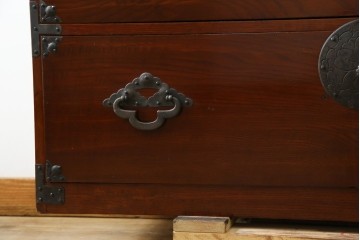和製アンティーク　前面栗材　漆のきれいな桜丸金具の米沢箪笥　(R-058400)