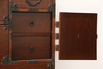 和製アンティーク　前面栗材　漆のきれいな桜丸金具の米沢箪笥(和タンス、衣装箪笥、収納たんす、時代箪笥、引き出し)(R-058400)