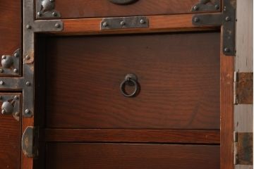 和製アンティーク　前面栗材　漆のきれいな桜丸金具の米沢箪笥(和タンス、衣装箪笥、収納たんす、時代箪笥、引き出し)(R-058400)