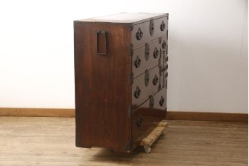 和製アンティーク　前面栗材　漆のきれいな桜丸金具の米沢箪笥(和タンス、衣装箪笥、収納たんす、時代箪笥、引き出し)(R-058400)